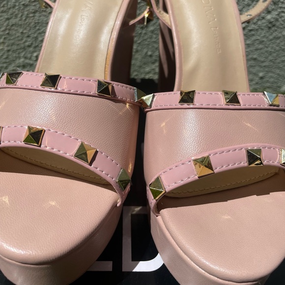 Wild Diva Lounge | Pink Nude Pyramid Studded Platform Heeled Sandal | Size 8 NWT - Picture 9 of 10